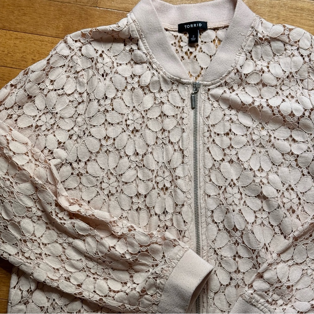 Women’s Torrid Light Pink Lace Bomber Jacket size 2 EUC - Picture 2 of 4